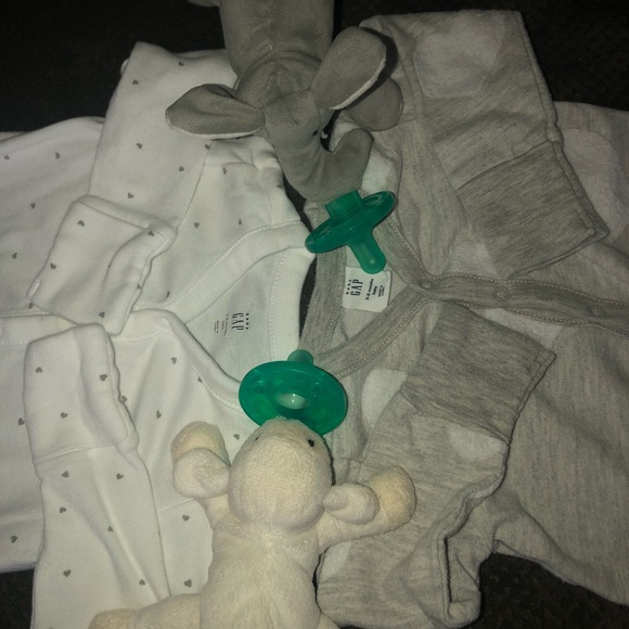 💕 Baby GAP Heart Onesies 💕 - Picture 6 of 8